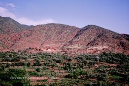 Image du Maroc Professionnelle de  Village berbère du haut Atlas non loin de la vallée de l'Ourika, ce village s'incruste dans les montagnes comme un caméléon, il est situé sur la route de l'Oukaimden, Samedi 22 Février 1992. (Photo / Abdeljalil Bounhar) 